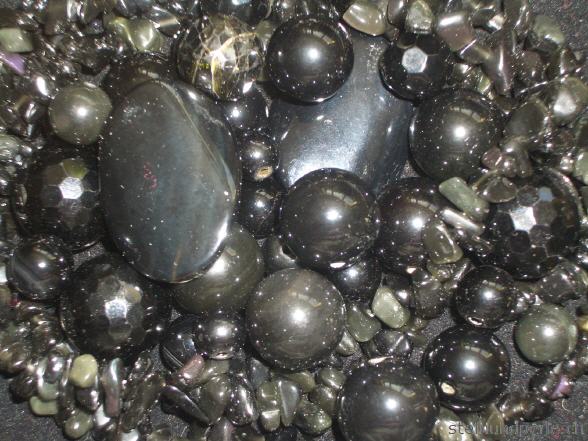 Schwarze Schmucksteine
